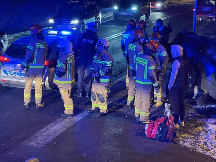 Kraksa w Szebniach. Służby ratunkowe ruszyły na pomoc ośmiu osobom, w tym trojgu dzieciom