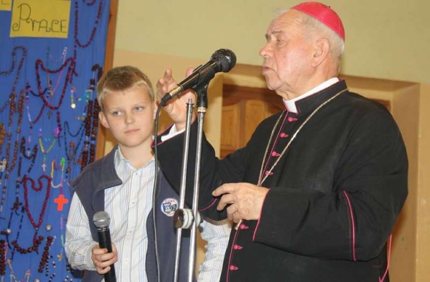 Biskup kaliski odwiedził pleszewską Trójkę