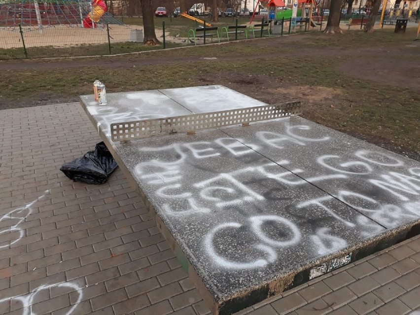 Plac zabaw przy ul. Oświęcimskiej został zdewastowany [ZDJĘCIA]