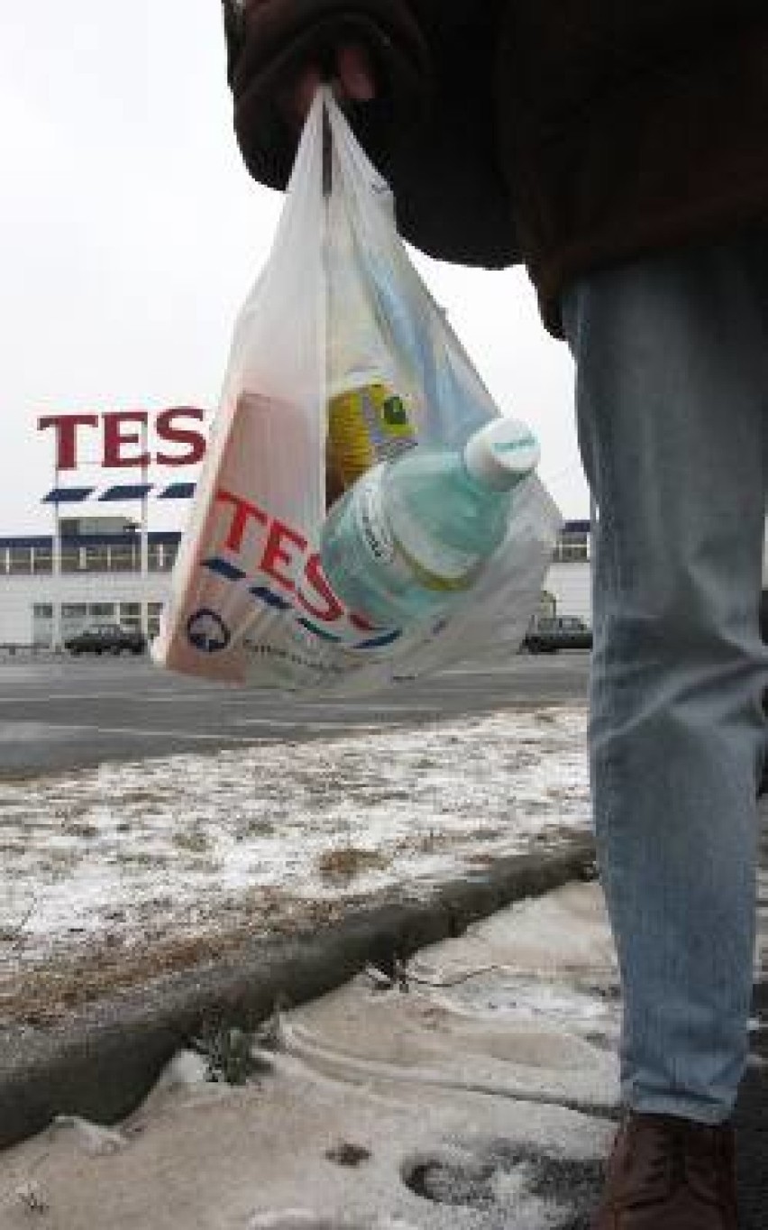 Reklamówki za złotówkę? Rząd idzie na wojnę z plastikowymi jednorazówkami. Popierasz?