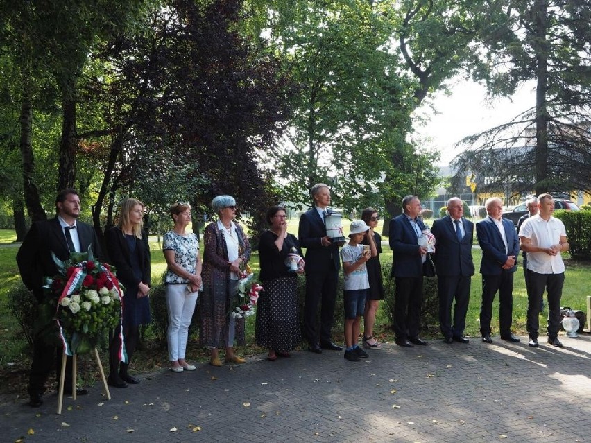 Przed pomnikiem w Brzeszczach uczczono pamięć ofiar podobozu...