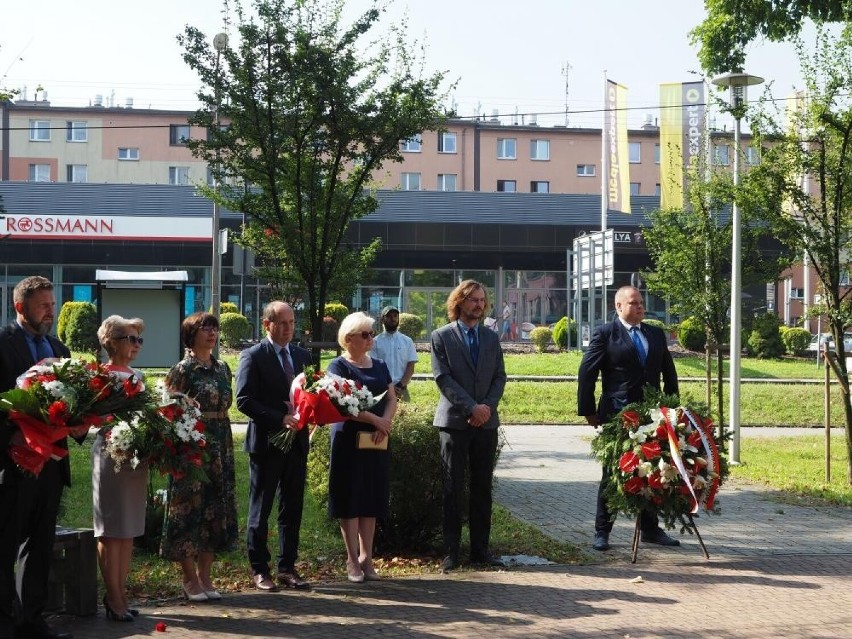 Przed pomnikiem w Brzeszczach uczczono pamięć ofiar podobozu...