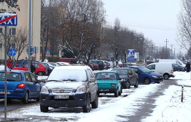 Prywatne samochody często parkują na przyszpitalnym postoju taxi.