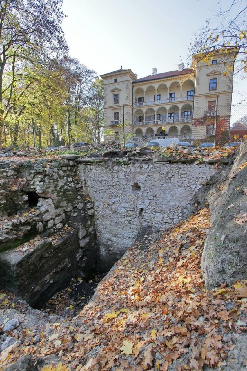 Warto go odwiedzić ze względu na Willę Decjusza która...