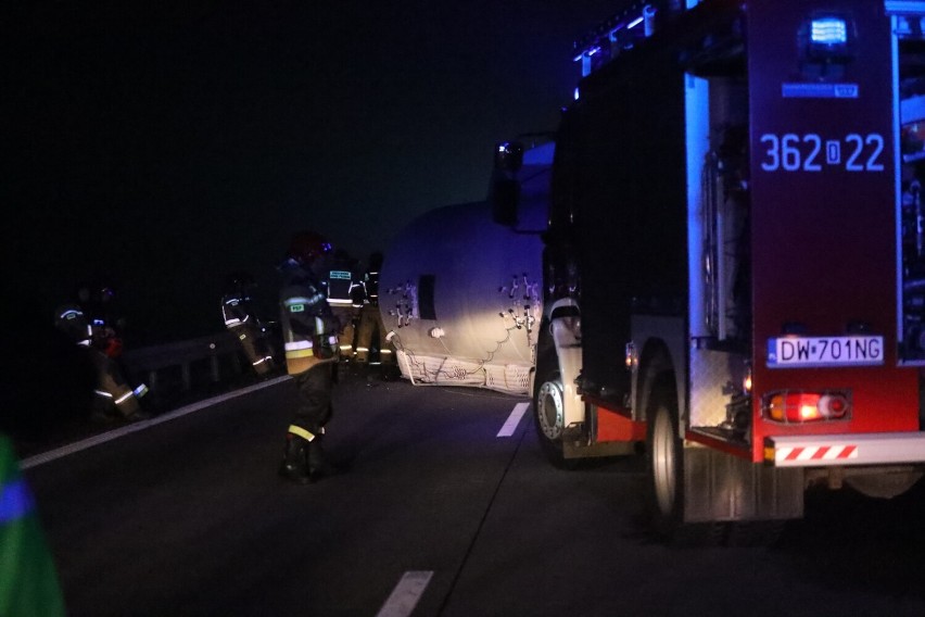 Wypadek na autostradzie A4 na wysokości Legnicy, wybuchło tysiące dezodorantów