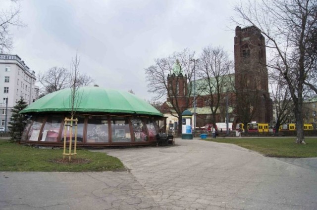 Paskudny barak szpeci to miejsce od wielu lat, serwując pizzę i napoje dla tych, których strudziła wizyta w znajdującym się nieopodal zabytkowym kościele.