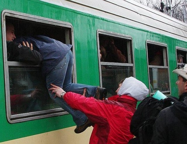 ludzie wchodzący do pociągu
