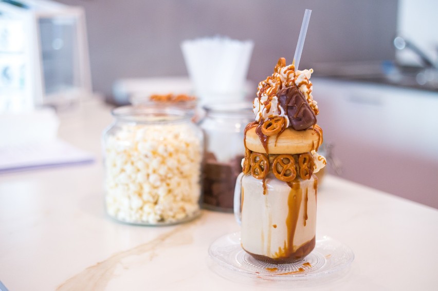 Przebój lokalu to piętrowe, złożone shake'i (freak shakes),...