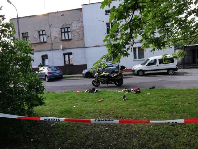 Zmarł 11-letni chłopiec, który w niedzielę, 19 maja, po południu został potrącony przez samochód na ulicy Leszczyńskiego w Bydgoszczy. Dziecko jechało rowerem.

Do zdarzenia doszło około godziny 18.00 na ulicy Leszczyńskiego na Szwederowie (niedaleko marketu Stokrotka). Po zderzeniu z autem marki Peugeot na miejscu natychmiast pojawił się motoambulans. Dziecko straciło czynności życiowe, ratownicy medyczni prowadzili resuscytację. Chłopiec w ciężkim stanie został odwieziony do szpitala. 

- Niestety jego życia nie udało się uratować - potwierdza w rozmowie z nami podkom. Lidia Kowalska z zespołu prasowego Komendy Wojewódzkiej Policji w Bydgoszczy. Policja bada okoliczności zdarzenia. - Mężczyzna, który prowadził pojazd był trzeźwy.

Więcej zdjęć z miejsca zdarzenia n następnych stronach




Flesz - wypadki drogowe. Jak udzielić pierwszej pomocy?

