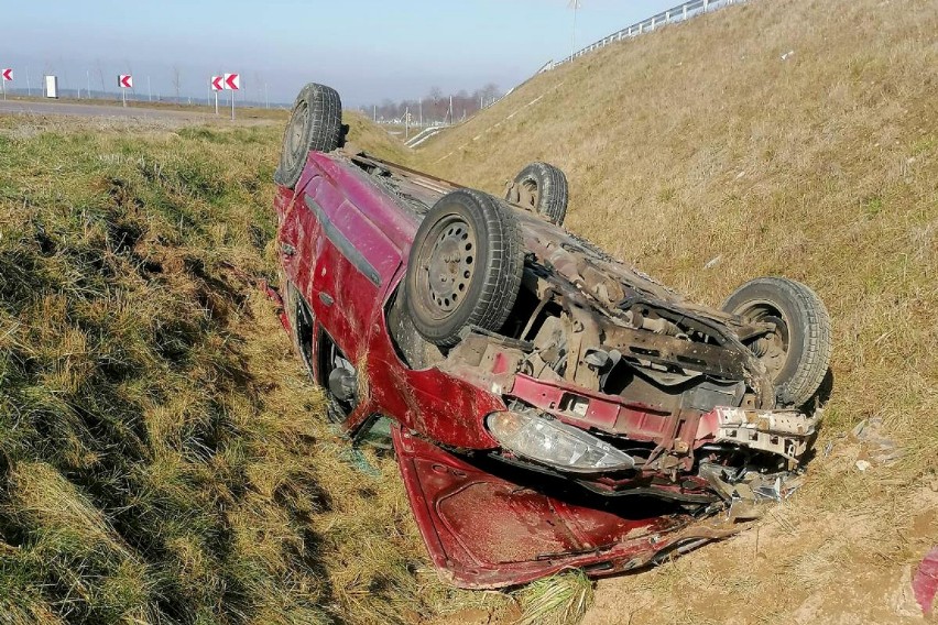 Wypadek na S7. Auto dachowało i wpadło do rowu. 41-latka i...