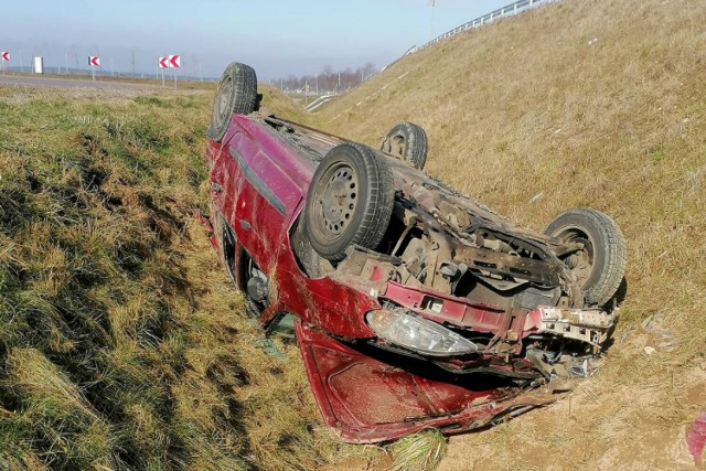 Wypadek na S7. Auto dachowało i wpadło do rowu. 41-latka i dwoje dzieci w szpitalu