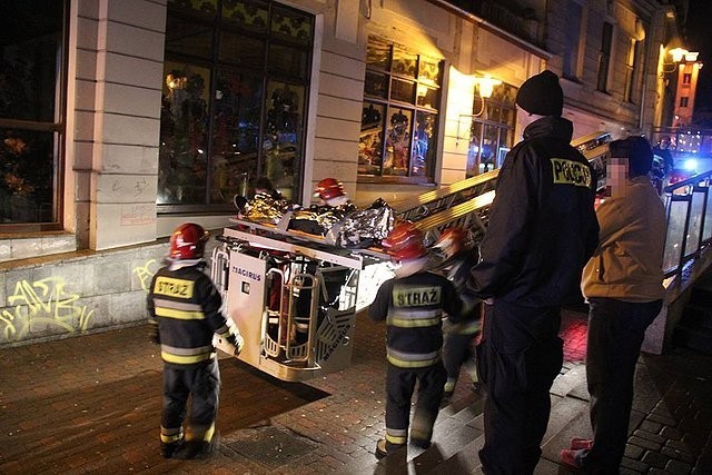 Bielsko-Biała: dziewczyna go nie wpuściła, więc skoczył z okna. Ratowali go strażacy i policjanci