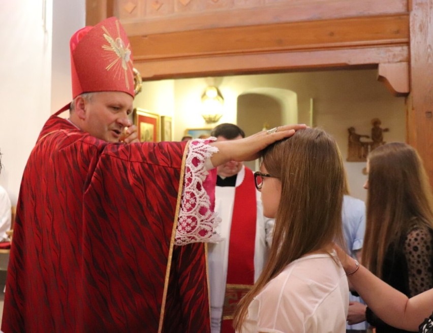 Biskup Łukasz Buzun udziela sakramentu bierzmowania młodzieży z parafii Najśw. Zbawiciela w Pleszewie - 2018 rok