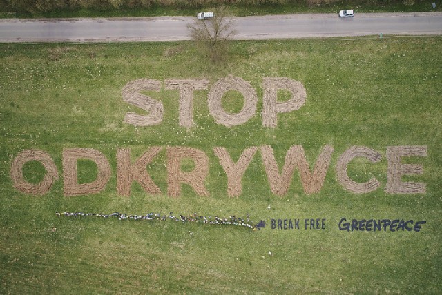 Napis wyorany na łące przez Greenpeace podczas kwietniowego pikniku w gminie Złoczew