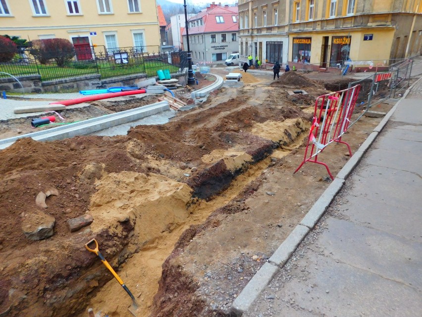 Wałbrzych: Na ulicy Garbarskiej układają już chodniki z kostki brukowej [ZDJĘCIA]