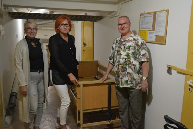 Zakupiony kilka tygodni temu sprzęt oficjalnie przekazała Hospicjum ks. Malinowskiego - Wanda Jaroszczuk ( na zdjęciu w środku) Prezydent Rotary Club w Chełmie.