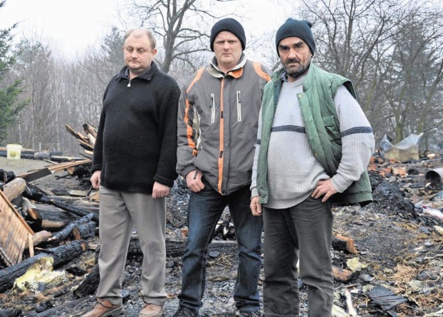 Ireneusz, Henryk oraz Ryszard Kiełbasa są załamani. Ogień strawił cały rodzinny dobytek. W domu spłonęły nawet ich dwa psy