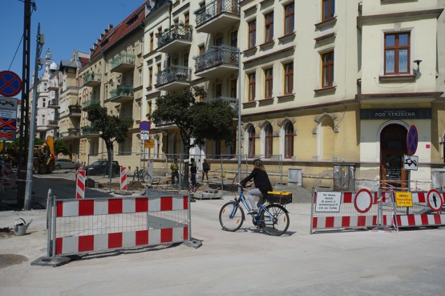 Rozpoczął się trzeci etap przebudowy ulicy Jackowskiego. Teraz robotnicy będą pracować nad jezdnią, chodnikami i zielenią uliczną od skrzyżowania z ulicą Wawrzyniaka do wjazdu do szpitala ginekologiczno–położniczego. Ten etap ma potrwać do 27 września.