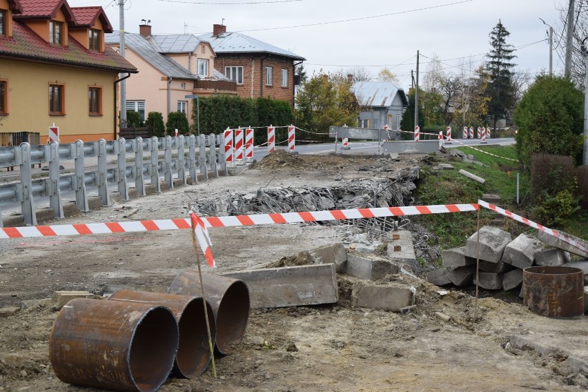 Utrudnienia na drodze w Zarszynie. Powstaje nowy most [ZDJĘCIA]
