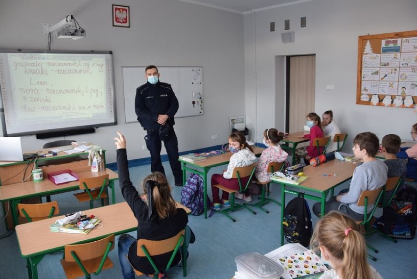 Dzielnicowy z Pucka z wizytą w Szkole Podstawowej w Łebczu - 9.03.2021