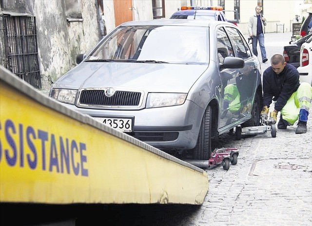 Za holowanie samochodu na parking starostwa trzeba zapłacić 440 złotych