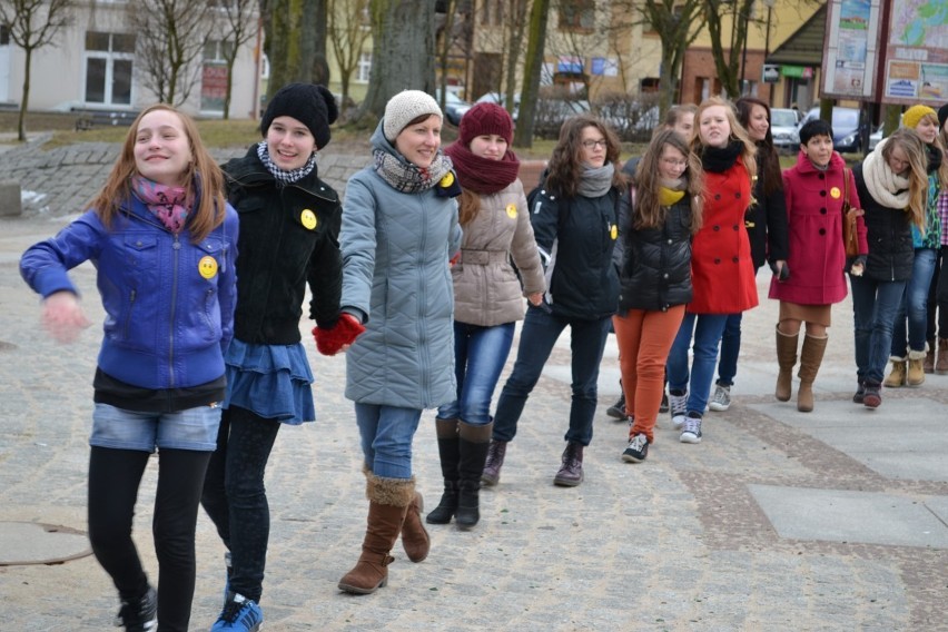 Człuchów. W Dzień Kobiet przeciwko przemocy. Akcja  &quot;Nazywam się milion&quot; na rynku - zobacz Zdjęcia