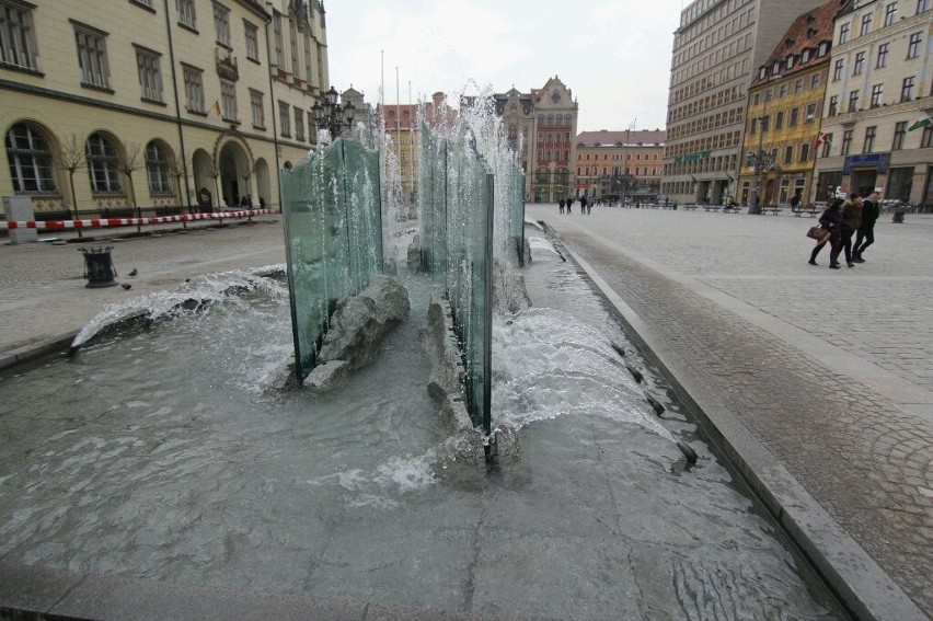 Wrocław: W fontannach już leci woda. Tylko na próbę (ZDJĘCIA)
