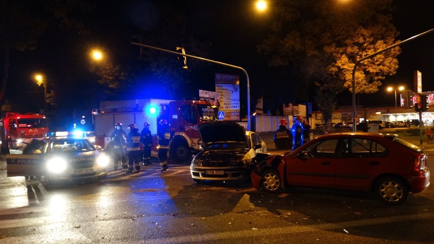 Wypadek na ul. Warszawskiej w Tomaszowie: Na skrzyżowaniu zderzyły się dwa samochody [ZDJĘCIA]