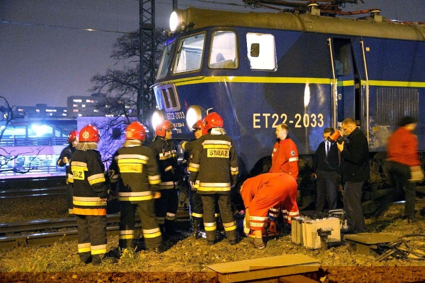 Wrocław: Mężczyzna wpadł pod lokomotywę i przeżył (ZDJĘCIA)