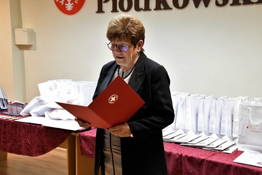 100-lecie PCK i HDK - nagrody dla honorowych krwiodawców z...
