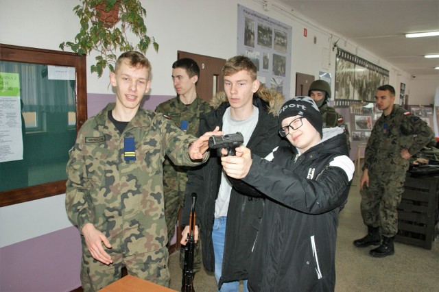 W trakcie wizyty uczniowie mogli także sprawdzić swoją kondycję psychoruchową podczas strzelania z broni pneumatyczne.  fot.