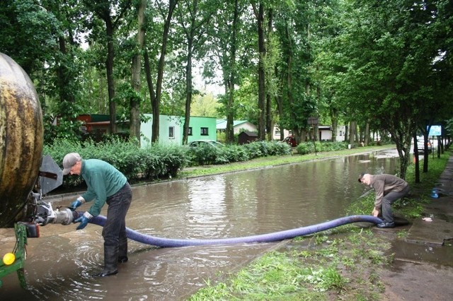 Środa 20 lipca, zalany wjazd do ośrodka wypoczynkowego Mierzyn