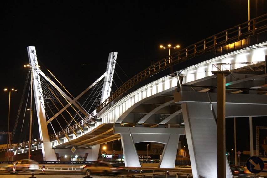 Nowy most w Toruniu wieczorową porą.