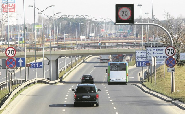 Przepisy dopuszczają maksymalną prędkość na takich arteriach w obszarze miejskim do 80 km/h. Funkcjonariusze policji z powodu bezpieczeństwa są przeciwni podwyższaniu prędkości na ul. Struga