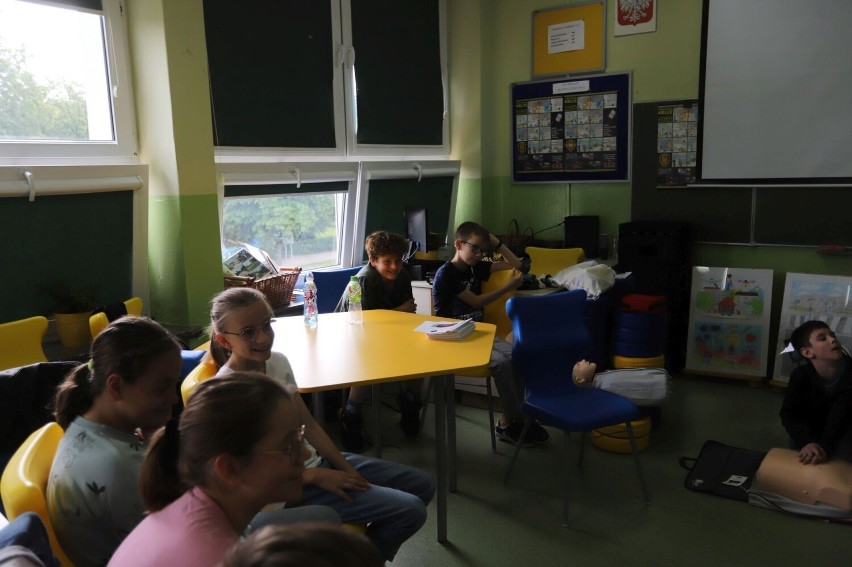 Jak udzielać pierwszej pomocy? Straż Miejska szkoliła uczniów ze Szkoły Podstawowej Integracyjnej numer 12 w Kielcach. Zobacz film i zdjęcia