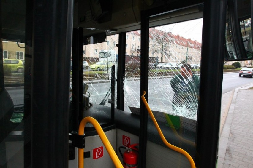 Zderzenie autobusu z tramwajem na buspasie w ciągu ul....