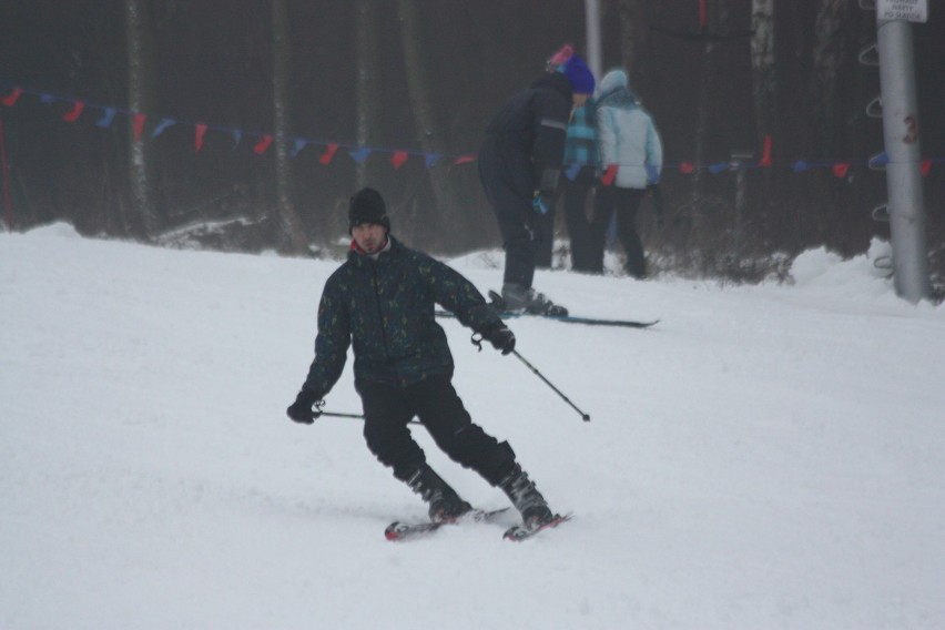Miłośnicy jazdy na nartach oraz snowboardzie zimą mogą...