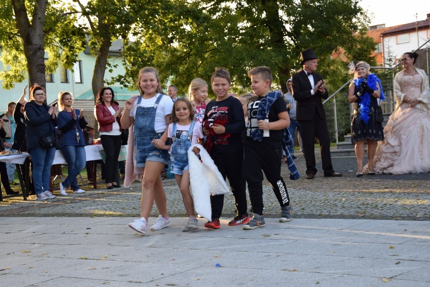 Głośno na placu przed kinem Sokół. XIX Rodzinny Festyn Dobroczynny przyciągnął całe rodziny (zdjęcia)