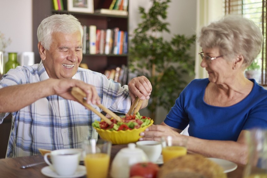 Zdrowa dieta seniora powinna zawierać głównie owoce i...