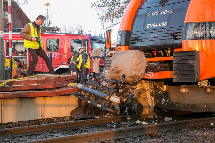 Wypadek w Krakowie. Samochód wjechał pod pociąg w pobliżu...