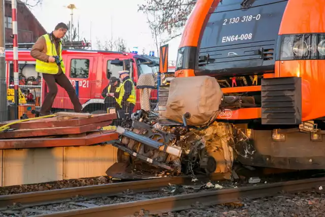 Wypadek w Krakowie. Samochód wjechał pod pociąg w pobliżu stacji Kraków Bieżanów-Drożdżownia.