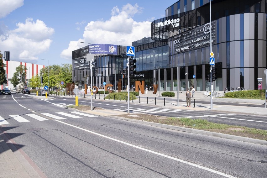 Zakończyła się przebudowa ulicy przed Galerią Młociny. Pojawiła się tam nowoczesna sygnalizacja świetlna, droga dla rowerów i nowe chodniki