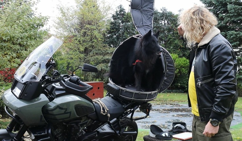 Nie tylko podróże. Jacek Borowski skonstruował specjalny kosz na motocykl. Podróżuje w nim jego czworonożny przyjaciel Diego [film, zdjęcia]