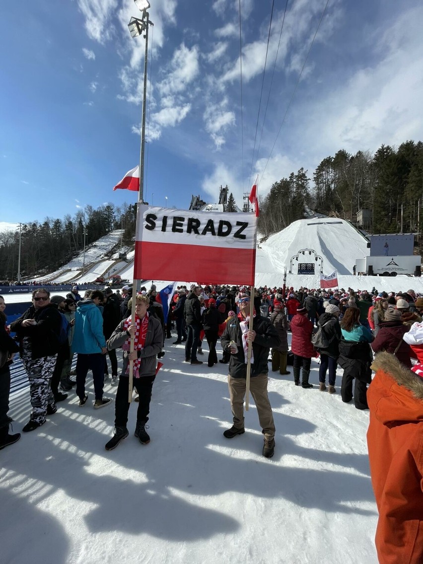 Flagę z napisem "Sieradz" można wypatrzeć na zawodach w Lake...