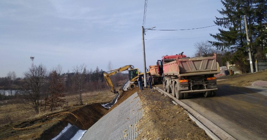 Przebudowa drogi wojewódzkiej 913 trwa. Ma się zakończyć we...