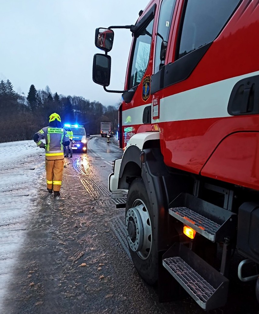 Pod Limanową tir naczepą staranował auto dostawcze. Ranny kierowca w szpitalu