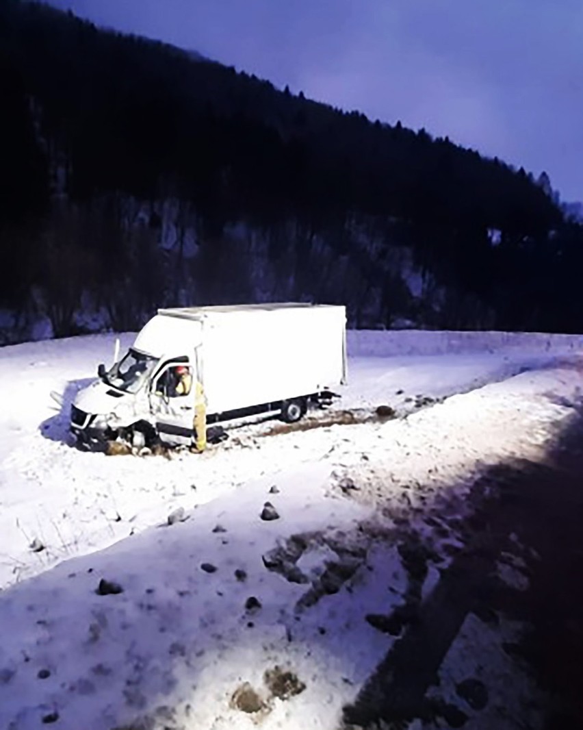 Pod Limanową tir naczepą staranował auto dostawcze. Ranny kierowca w szpitalu