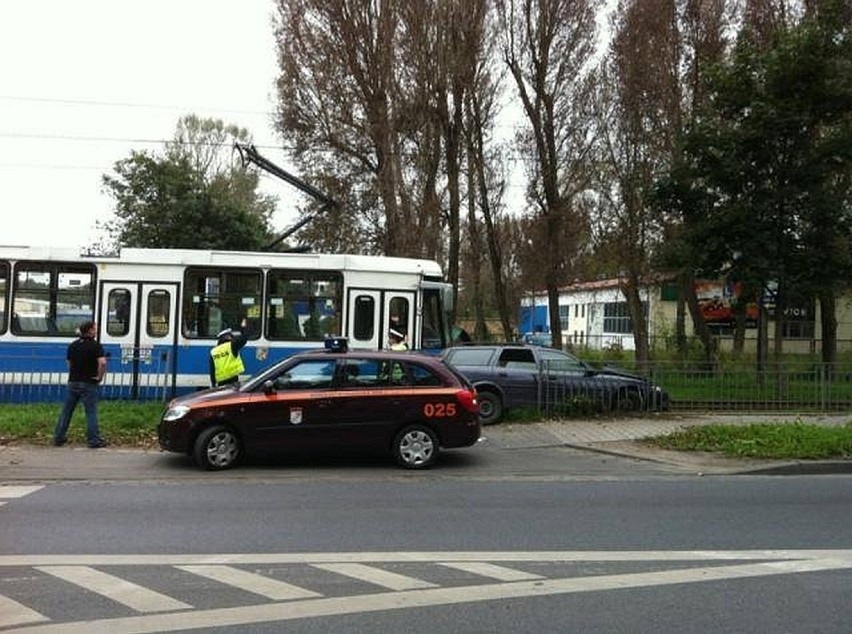 Wypadek na Krakowskiej. Auto zakleszczone między tramwajem i barierką (ZDJĘCIA)