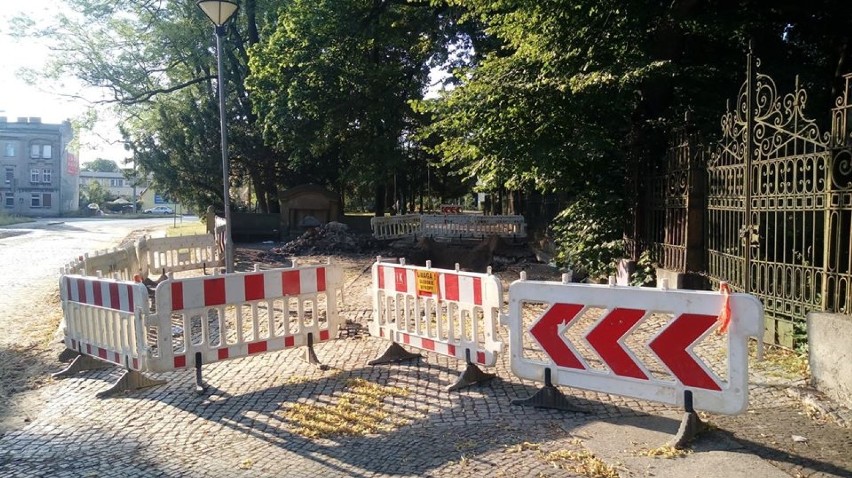 Trwa usuwanie awarii sieci wodociągowej w Żarach
