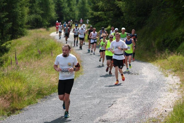 Prawie tysiąc uczestników 4. PKO Półmaratonu Wielka Pętla Izerska pokona 21 kilometrów. Organizatorzy tej popularnej górskiej imprezy w tym roku po raz pierwszy przygotowali także rywalizację na dystansie 10 km. Weźmie w niej udział prawie 300 biegaczy.